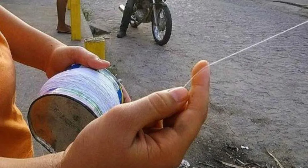 Criança que andava de bicicleta tem pescoço cortado por linha com cerol