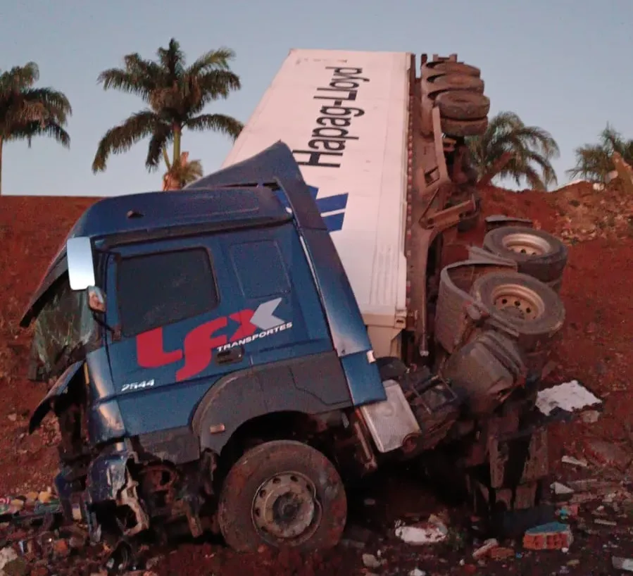 Carreta sai da pista e despena de barranco em Siqueira Campos