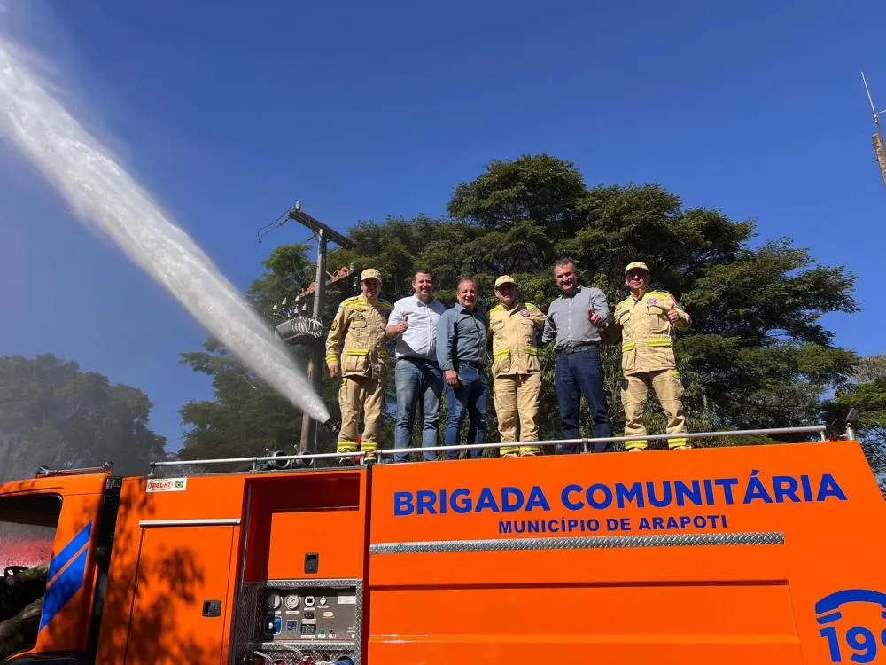 Governo do Estado entrega novo caminhão para Defesa Civil de Arapoti