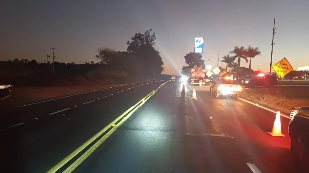 Policial morre após bater moto contra caminhão