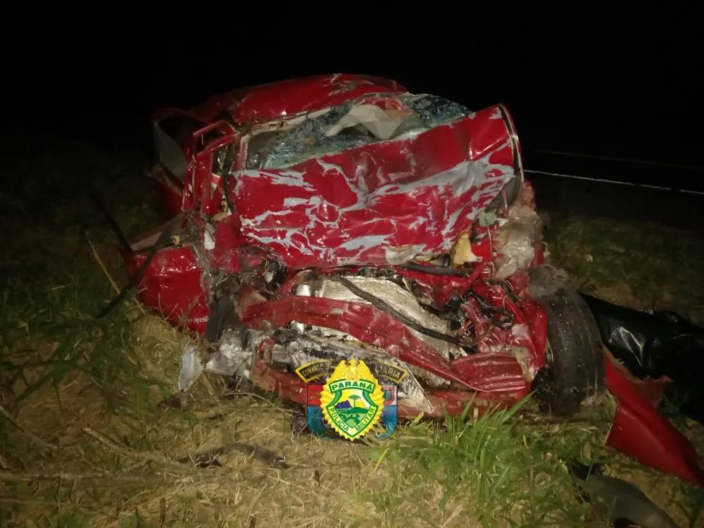 Acidente entre carro e carreta mata motorista na PR092