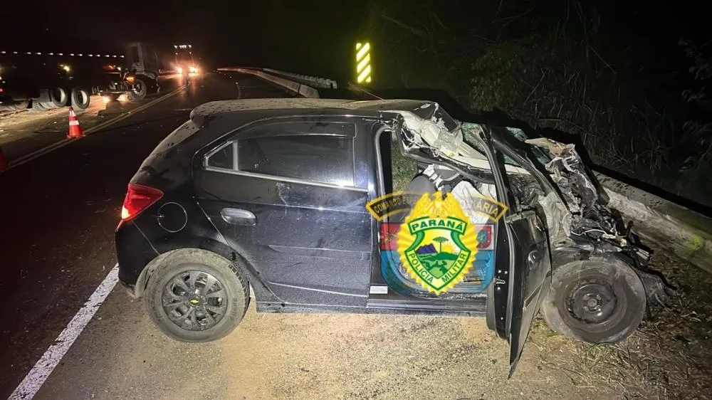 Colisão entre carro e caminhão deixa homem e criança feridos na PR-092