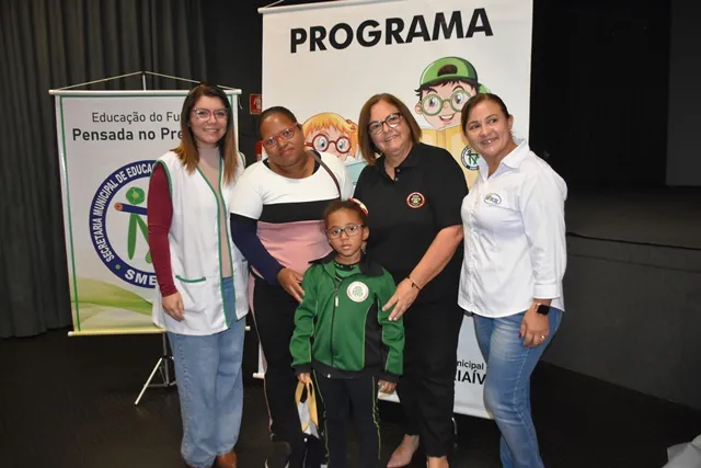 Prefeitura de Jaguariaíva entrega óculos de grau a alunos da Rede Municipal de Ensino