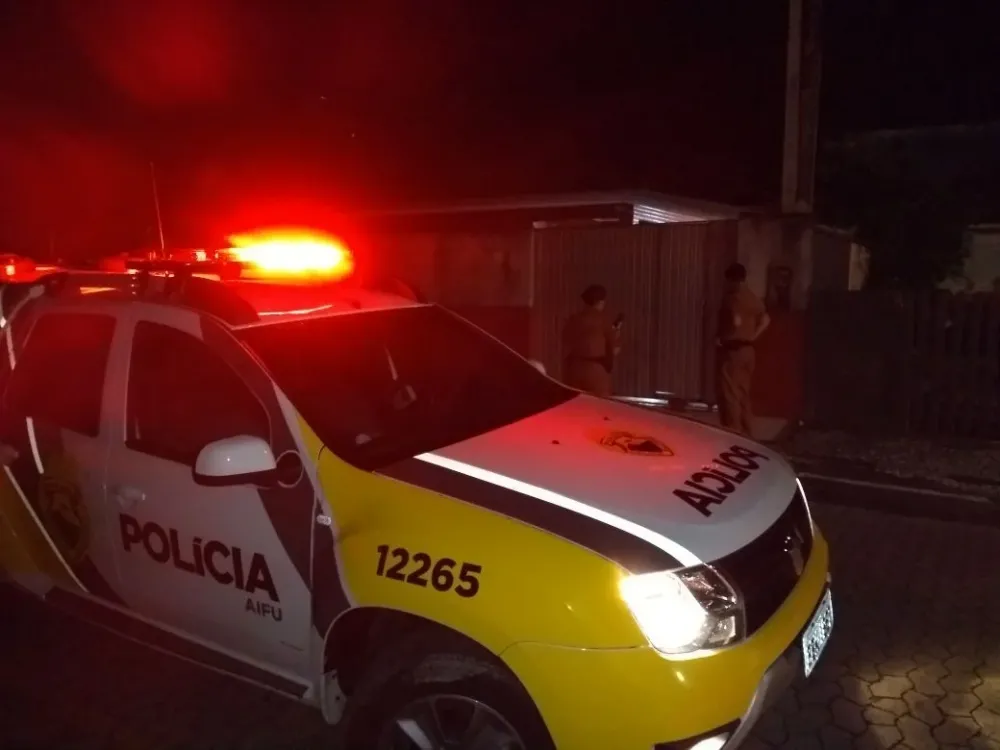 Homem é preso após agredir a esposa por causa de celular