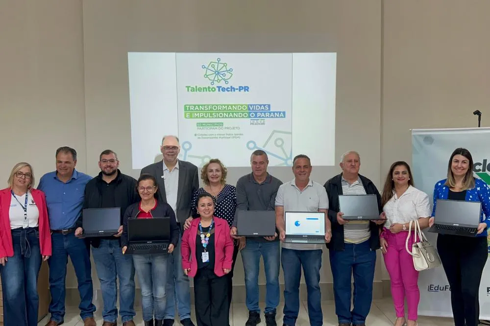 Governo entrega tablets para estudantes de escolas do Norte Pioneiro