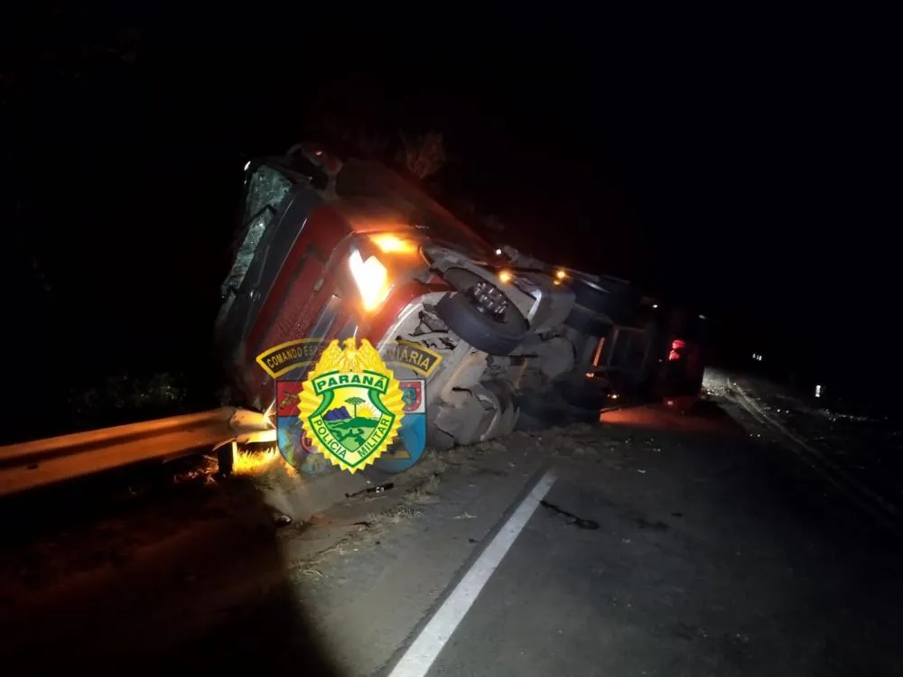 Carreta tomba em Wenceslau Braz e deixa motorista ferido