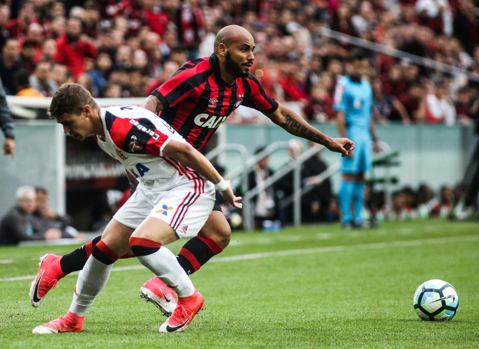 Quatro em casa e uma fora: Atlético-PR tem série entre G-4 e Z-4 no Brasileiro