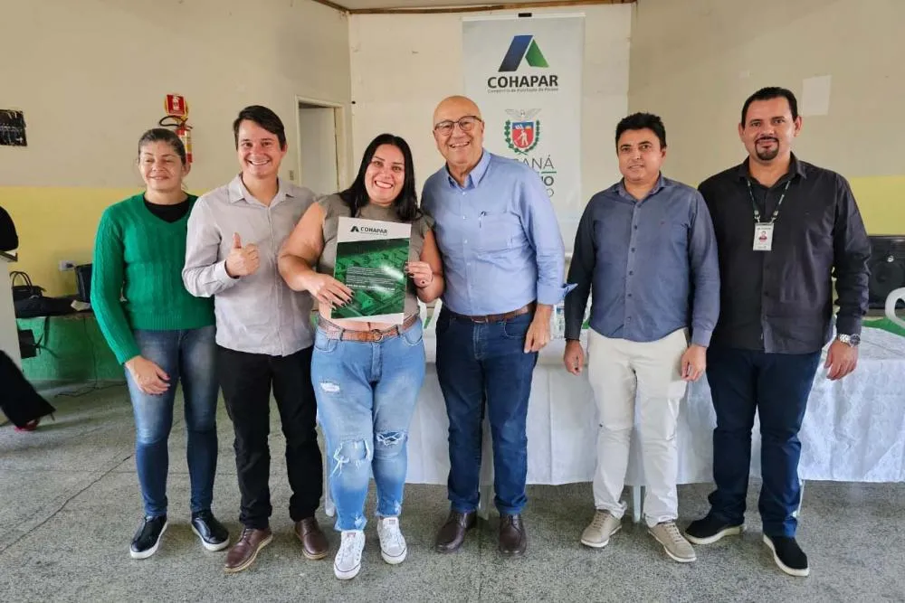 Cohapar entrega títulos de regularização fundiária a 102 famílias em Japira, no Norte Pioneiro