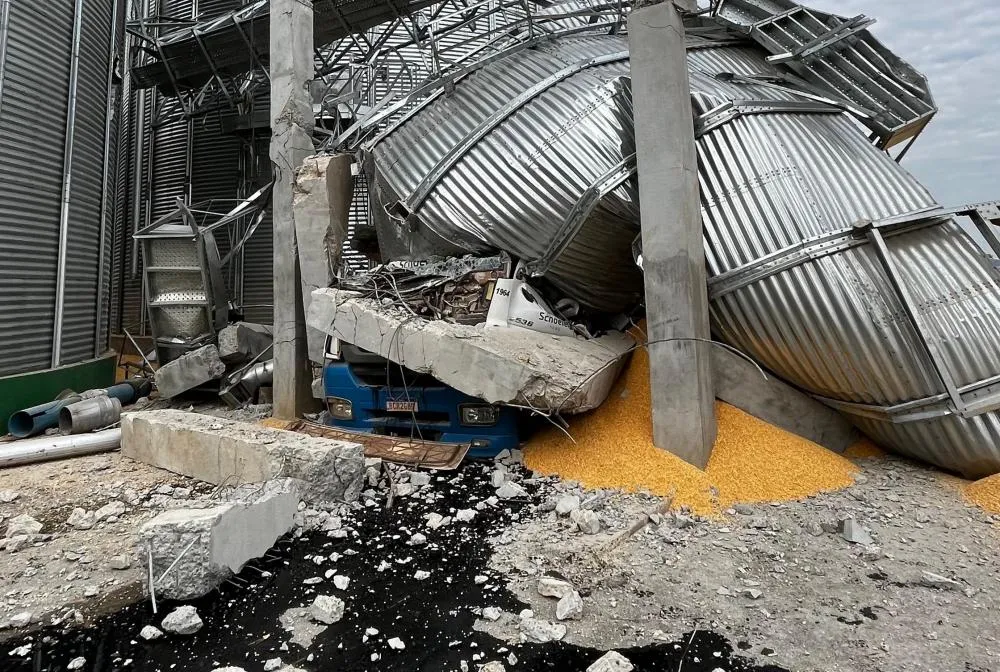 Silo de grãos desaba em Tomazina e mata motorista que carregava caminhão