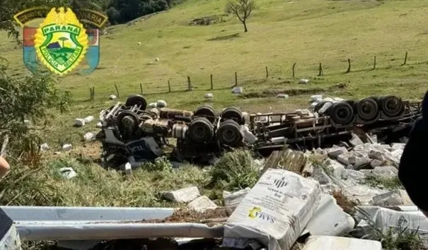 Carreta com 47 toneladas de amianto cai em ribanceira em Wenceslau Braz