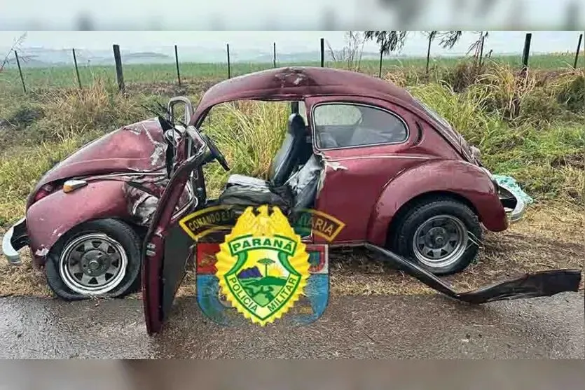 Fusca atinge árvore e mata motorista na PR-092
