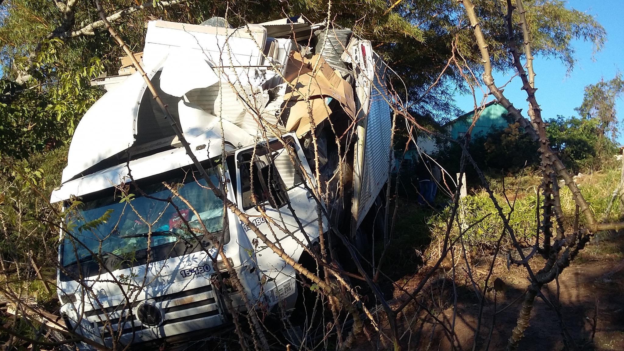 Motorista perde o controle e caminhão invade terreno em W. Braz