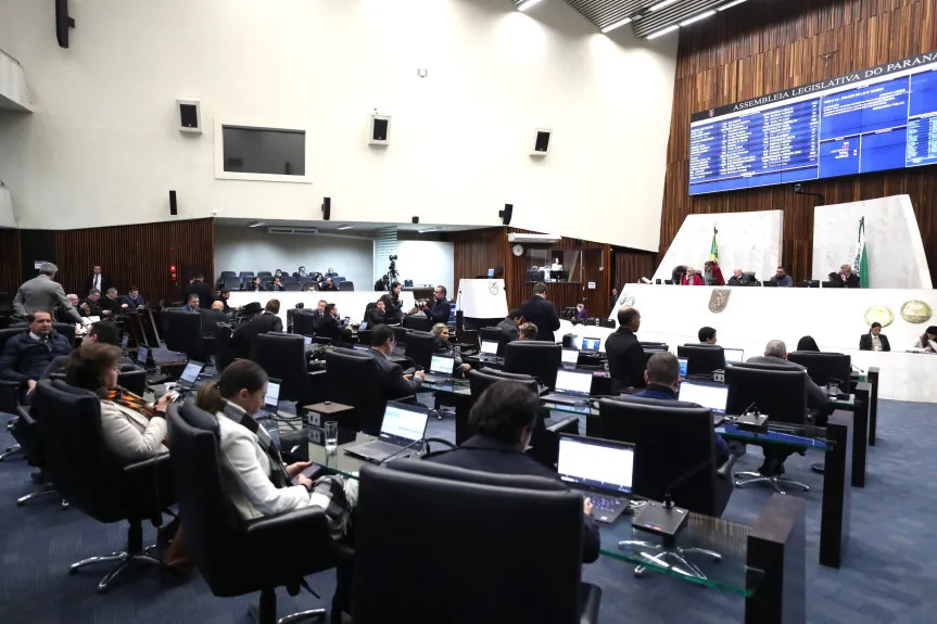 Deputados aprovam emendas para aprimorar “Lei Vini Jr”