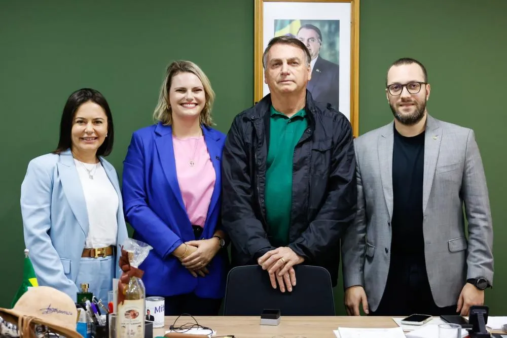 Bruna Fogaça, pré-candidata em Santo Antônio da Platina, faz reunião estratégica com lideranças do Partido Liberal - PL