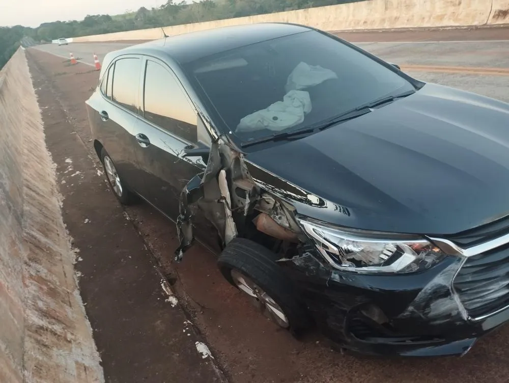 Motorista fica ferida após bater em carros parados no acostamento