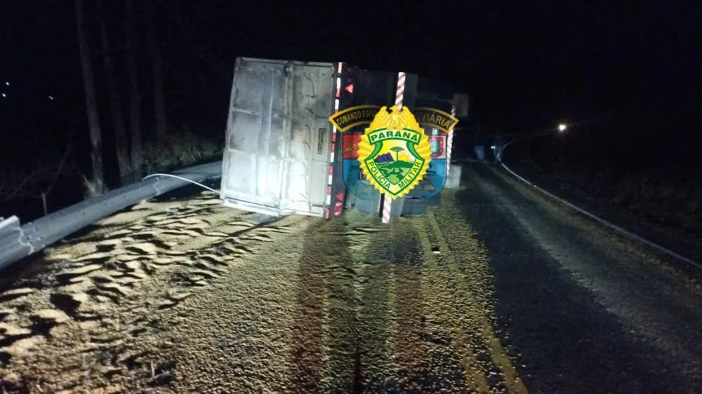 Carreta carregada com milho tomba em curva fechada