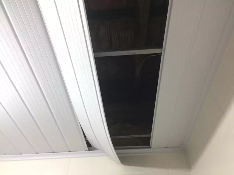 Suspeito invade loja pelo telhado e limpa o caixa