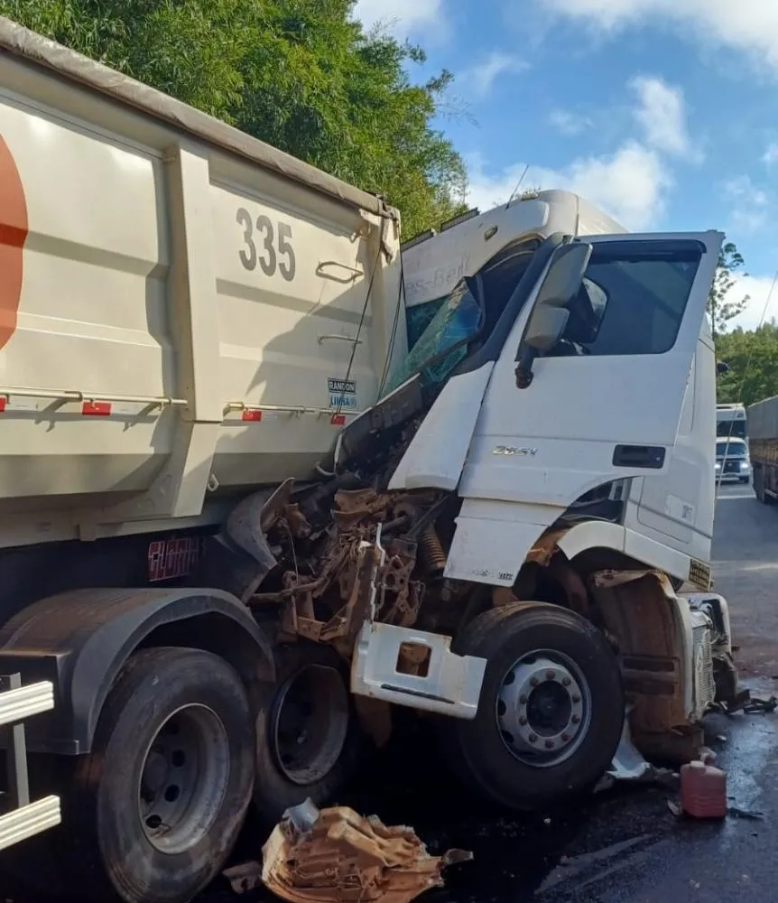 Acidente com três carretas causa interdição da PR-092