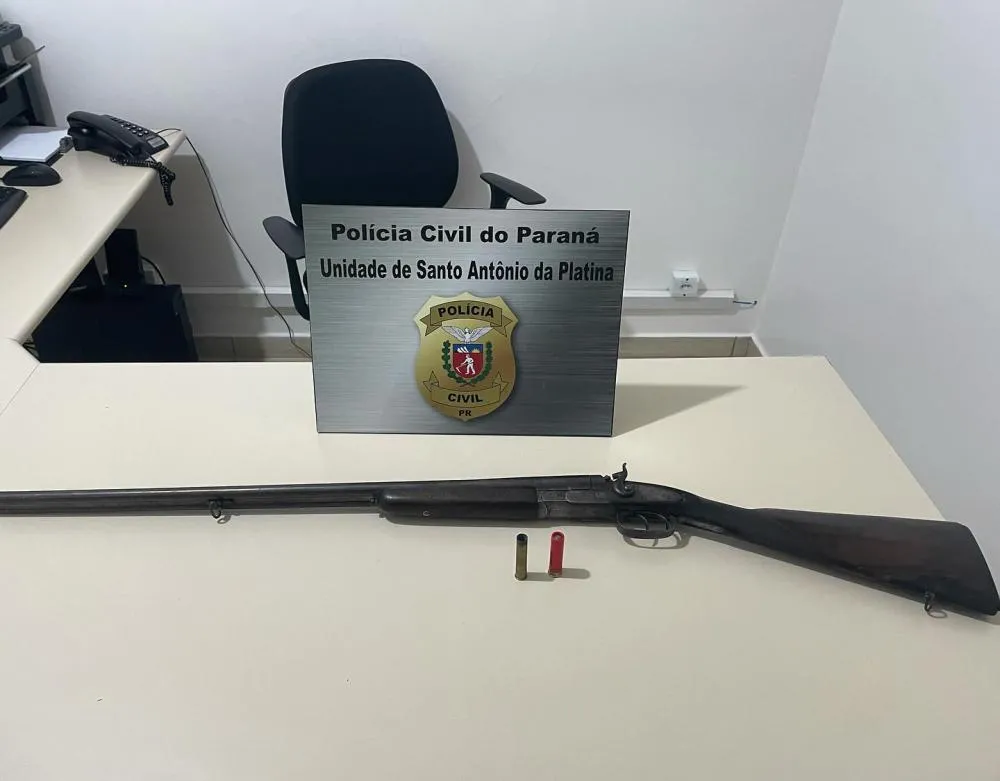 Cansada de ameaças, mulher denuncia marido e homem é preso com espingarda