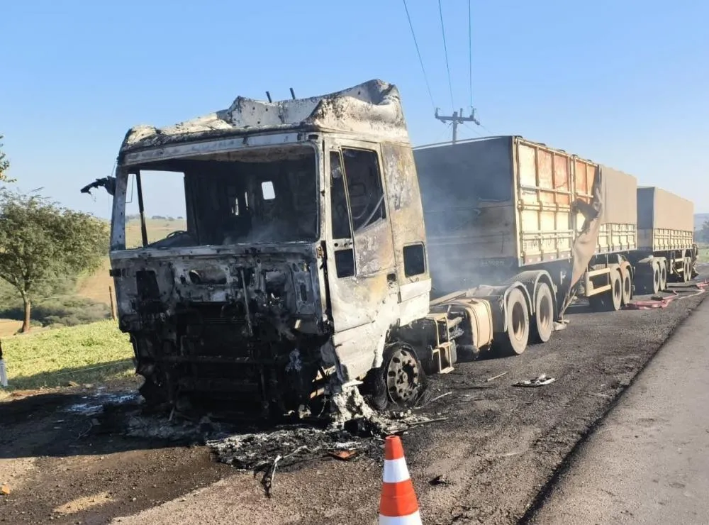 Carreta é destruída pelo fogo na PR-092