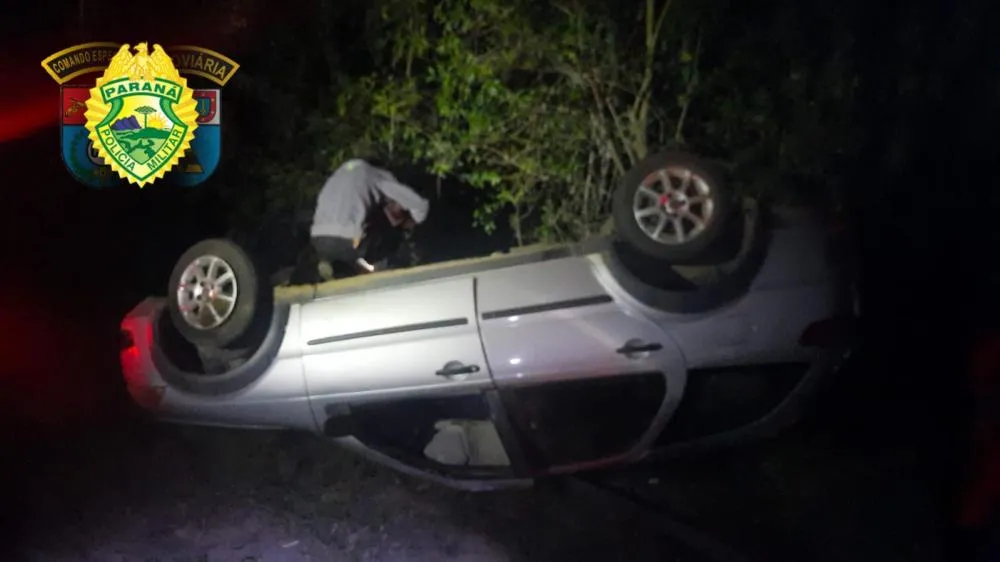 Motorista fica ferido ao capotar carro na PR-092