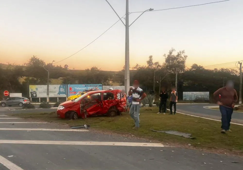 Acidente entre carro e carreta na PR-092 deixa idoso em estado grave