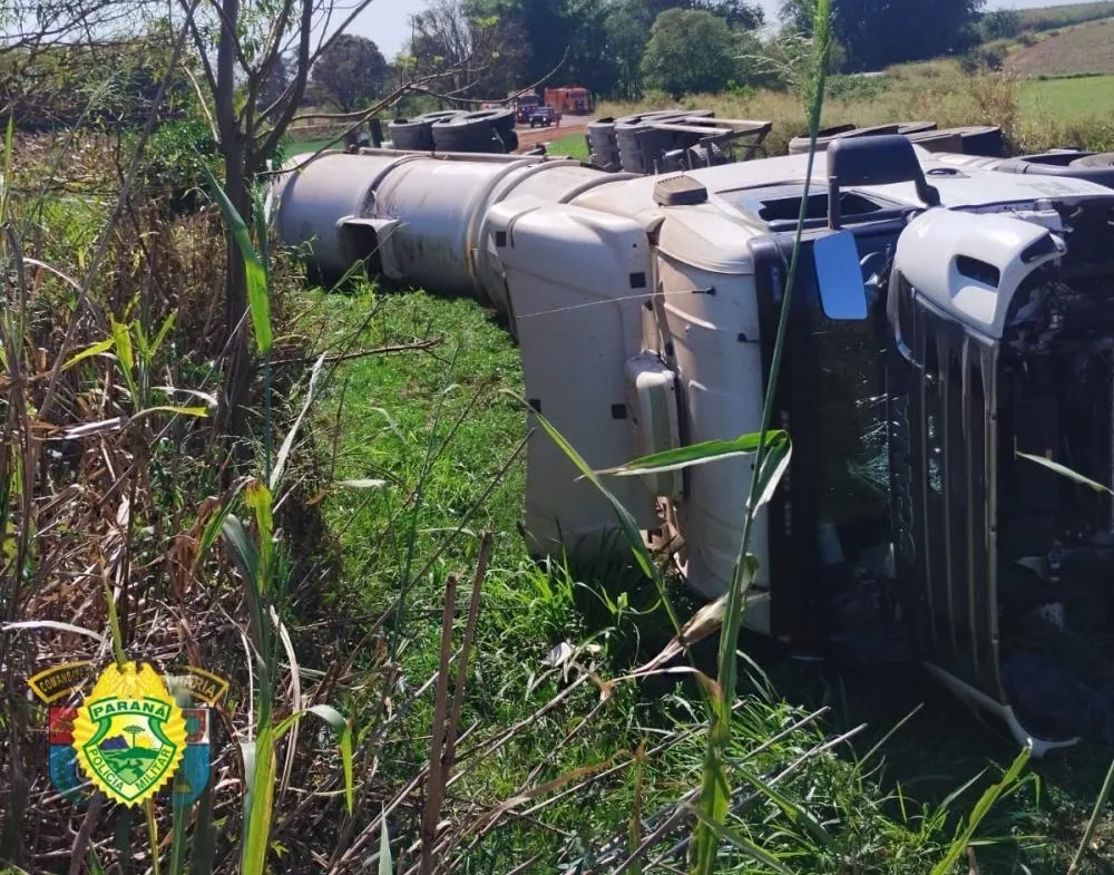 Carreta tomba e derrama carga de óleo na PR-092
