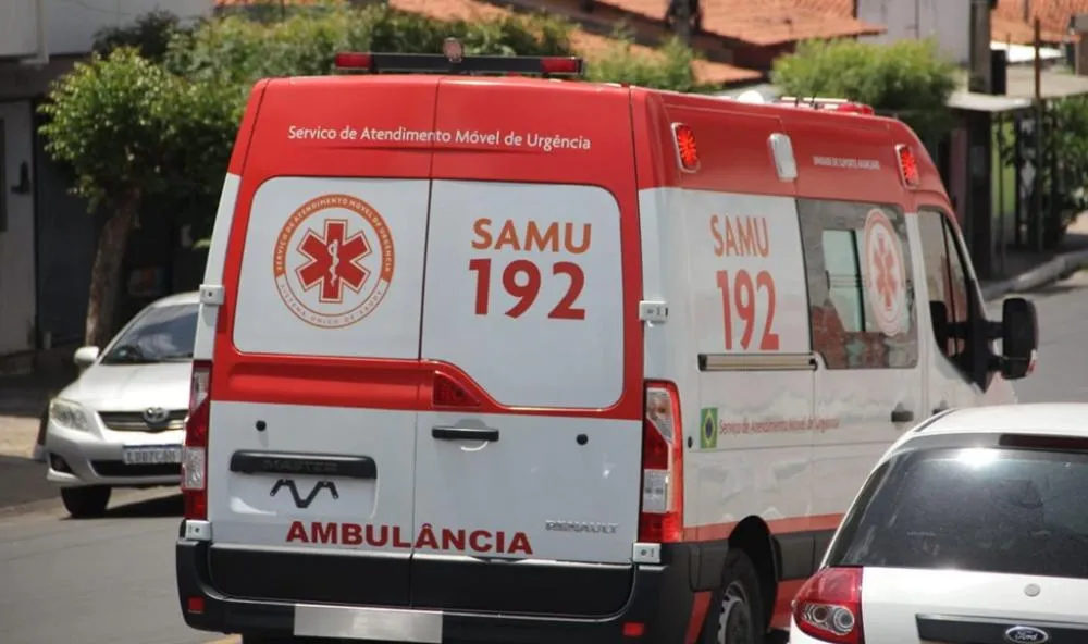 Mulher morre ao ser prensada por veículo em parede de supermercado