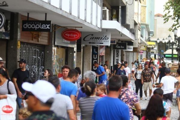 Varejo paranaense vende 5,13% a mais no primeiro semestre