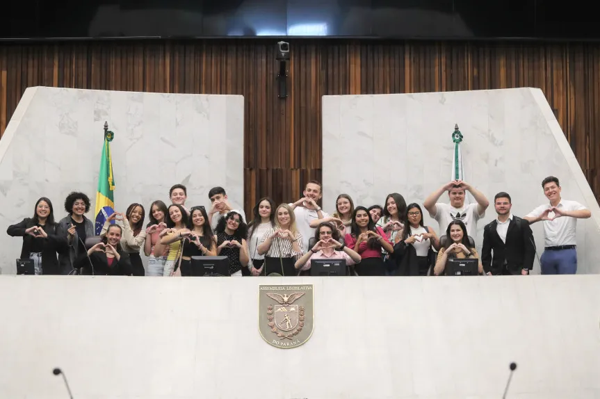 Visitas Guiadas na Assembleia Legislativa do Paraná Oferecem Imersão na História e Cultura do Estado
