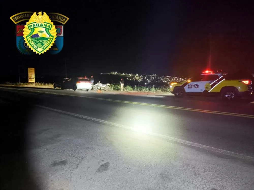 Colisão entre caminhonete e moto deixa idoso ferido