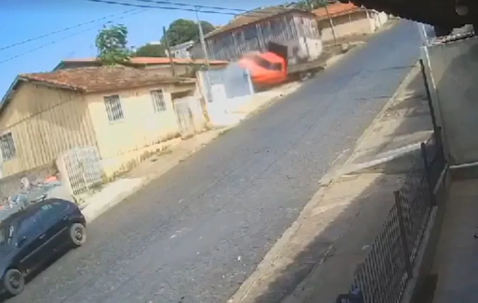Caminhão sem freio invade residência no Norte Pioneiro; veja o vídeo