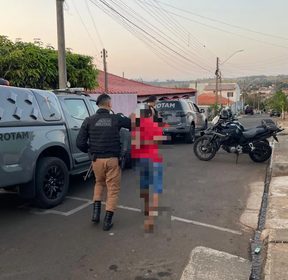 Polícia prende membro de facção criminosa e sua esposa