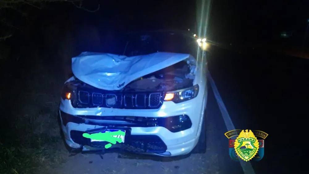 Colisão entre carro e moto deixa duas pessoas feridas