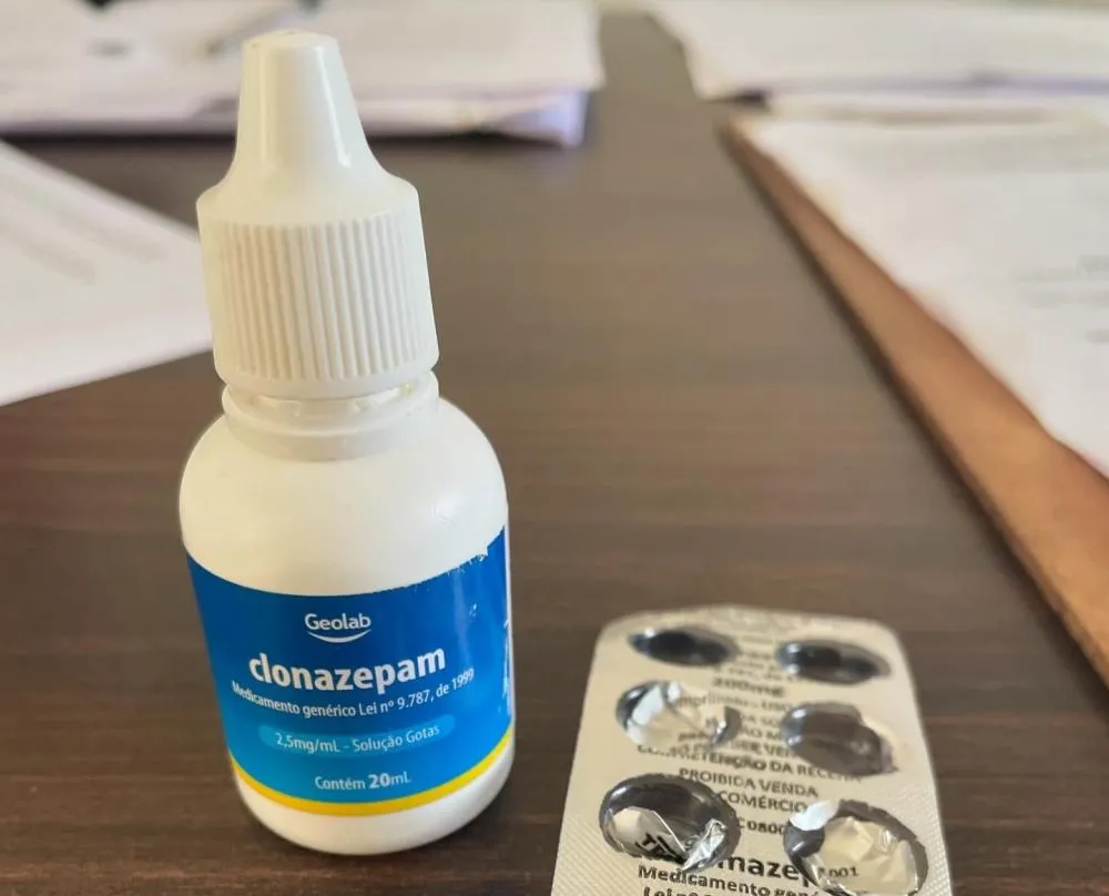 Aluna pega remédio da mãe, dá para colegas e todos vão parar no hospital