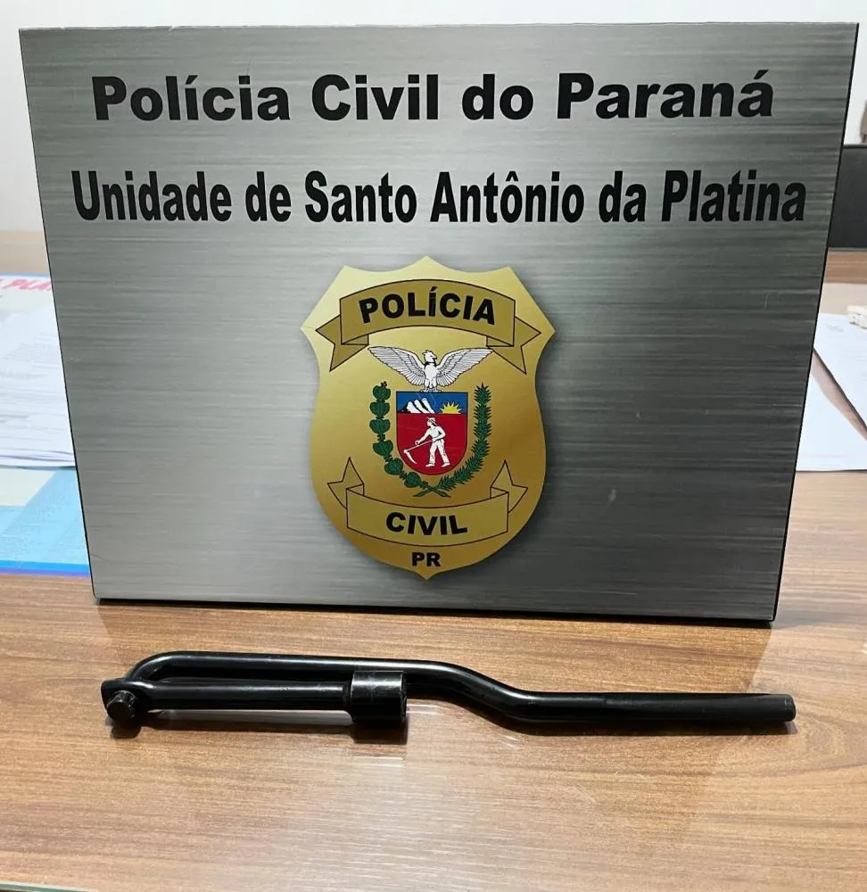 Homem é preso após invadir delegacia e furtar peça de carro