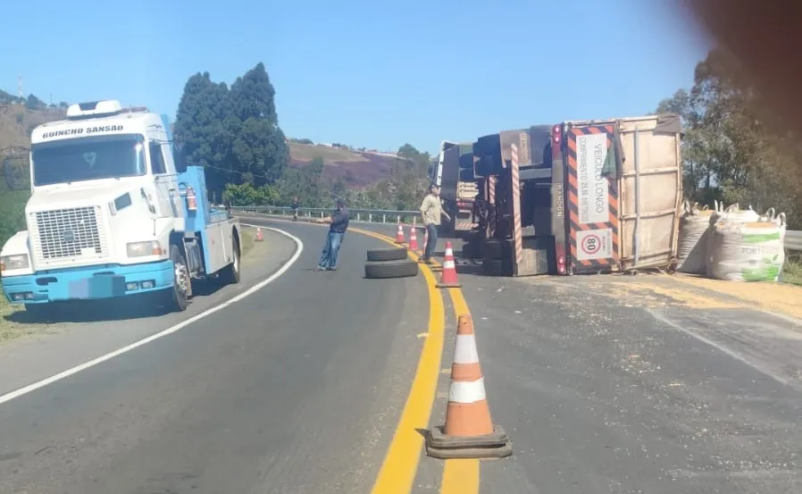 Reboque de carreta tomba na PR-092 em Wenceslau Braz