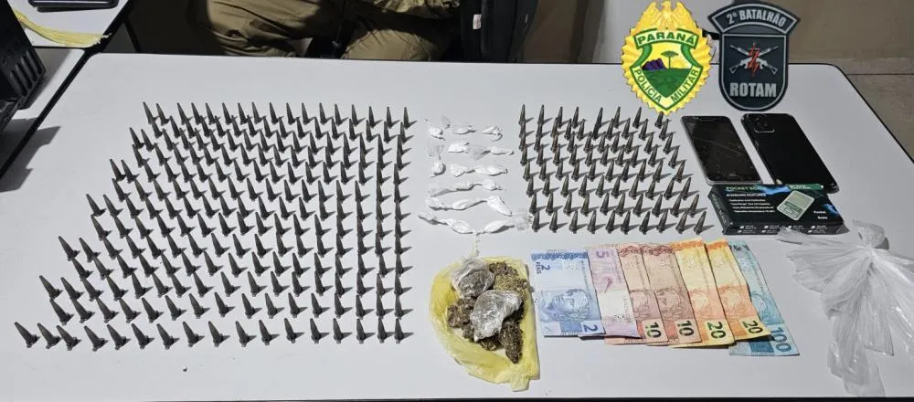 Homem vende cocaína na varanda de casa e é preso em Jacarezinho