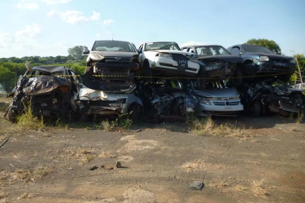 De Chevette a Mercedes: DER/PR vai leiloar quase 800 sucatas de carros e motos