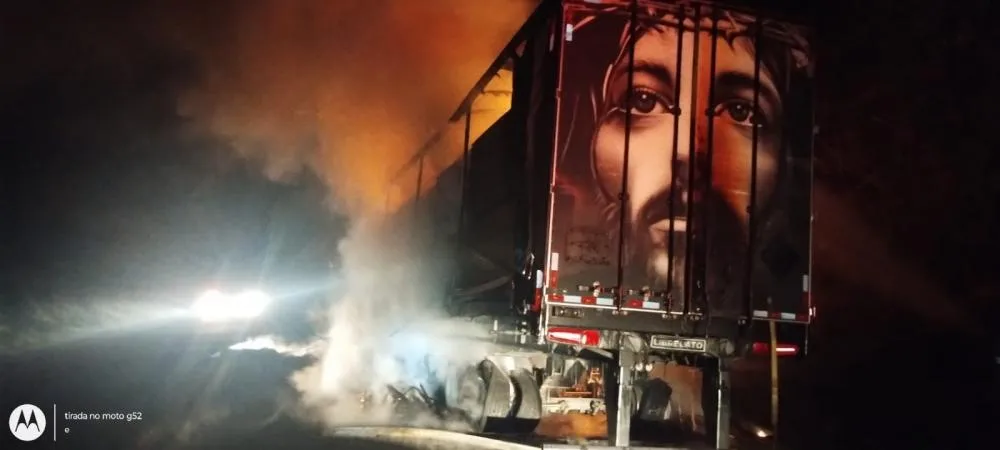 Carreta pega fogo na BR-153 e chamas não atingem imagem de Jesus