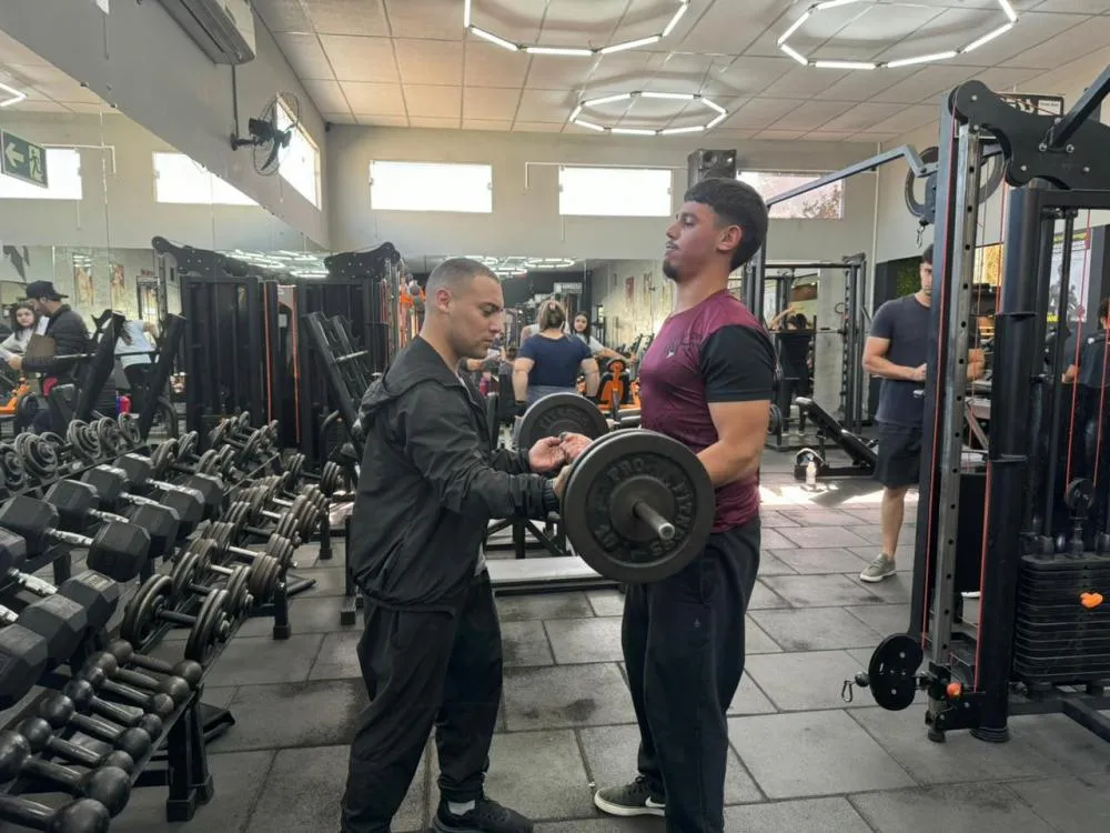 Profissional fala sobre treino de academia para jovens e adolescentes