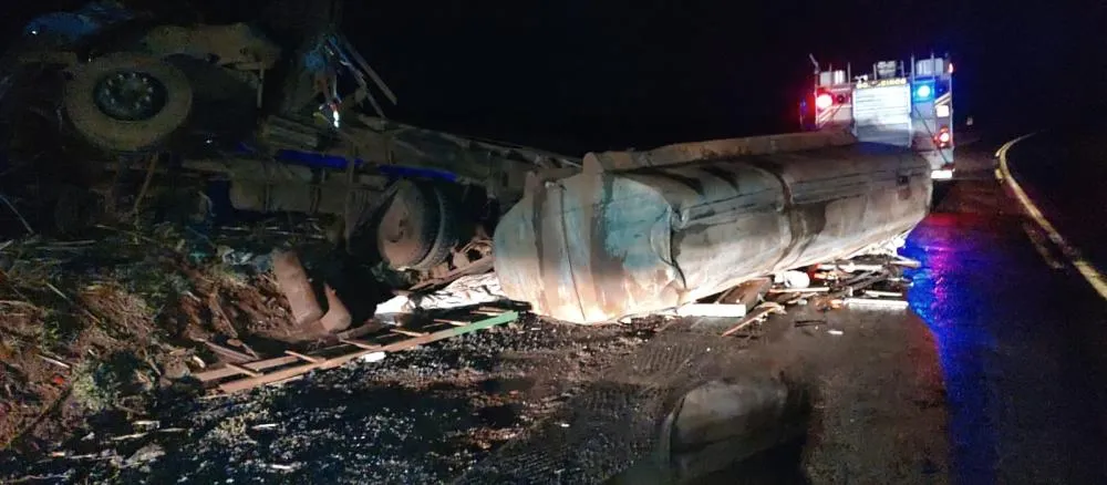 Caminhão capota e arremessa motorista para fora da cabine