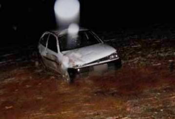 Chuva e óleo na pista fazem motorista perder o controle e capotar carro