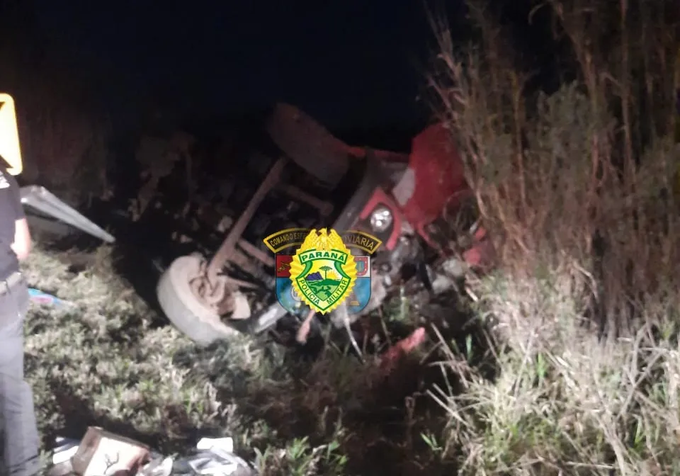 Caminhão tomba e motorista morre no Norte Pioneiro