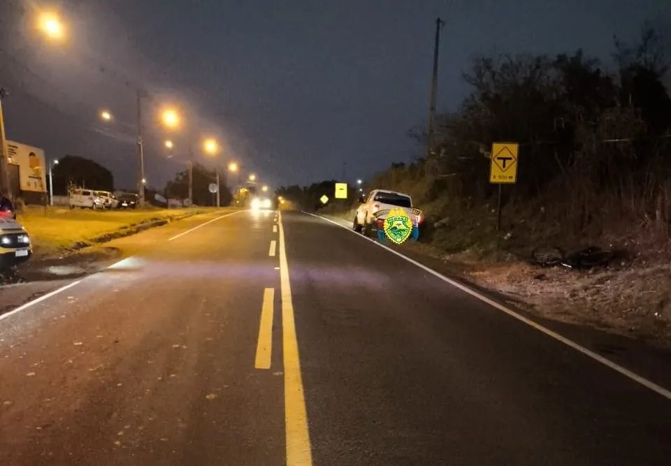 Idoso fica ferido após ser atropelado por caminhonete