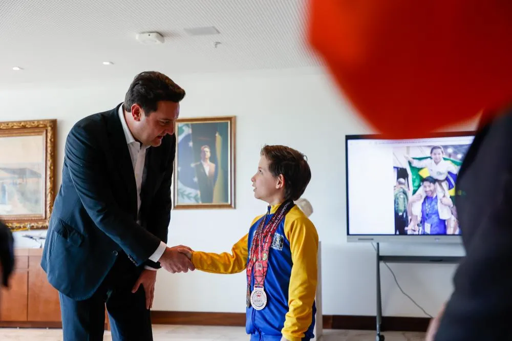 Lorenzo Mikalwa é parabenizado pelo governador Ratinho Junior