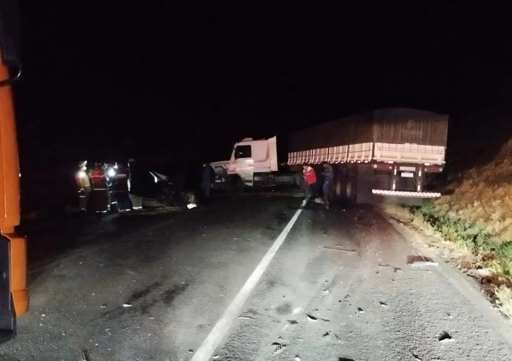Colisão entre carro e carreta deixa motorista em estado grave na PR-092