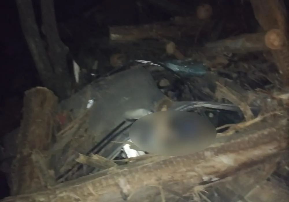 Caminhão tomba em cima de carro e deixa um morto em Wenceslau Braz