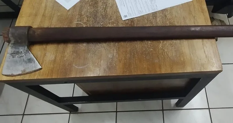 Suspeito é preso após ameaçar homem com machado em Wenceslau Braz