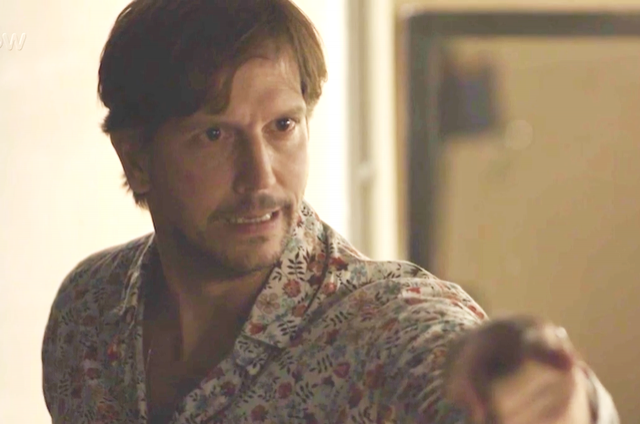 Remy é assassinado a facadas em Segundo Sol e Laureta vira a principal suspeita